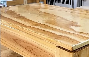 Proyecto Vitrificado de cubierta de mesa de madera junto a Decobarriles