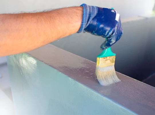 ¿Cómo eliminar la pintura suelta de una piscina antes de repintar?