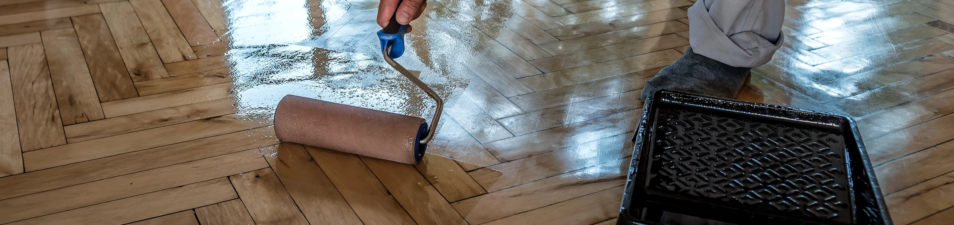 Antes de pintar los pisos de madera asegúrate que estén lijados, secos y libres de impurezas