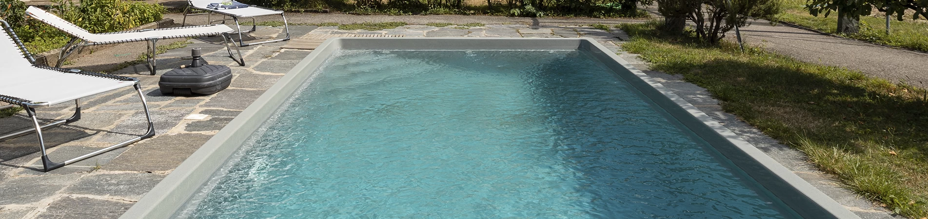 Elimina grasas y aceites antes de pintar la piscina