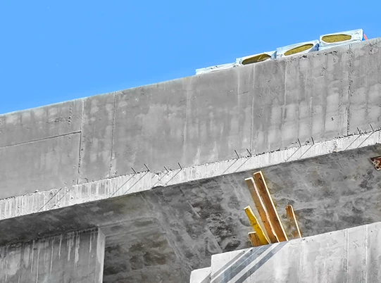 Aplica sellante acrílico y esmalte al agua en muro exterior