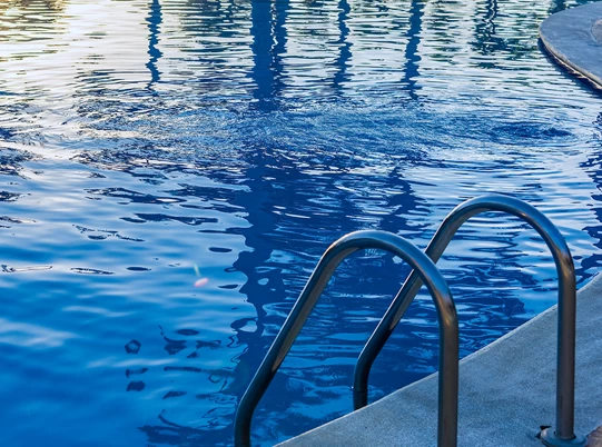 Consideración antes de pintar una piscina fibropoliéster