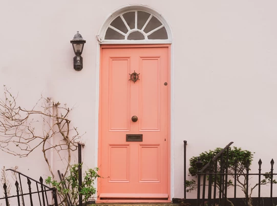 ¿Cómo restaurar y pintar puertas de madera?