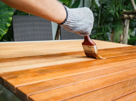 ¿Qué color de barniz resiste más en exterior?